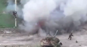 【閲覧注意】対戦車地雷の撤去を試みたウクライナ兵、しかし…【動画】