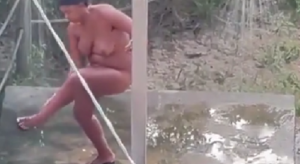 公衆の場所で、堂々とシャワーを浴びてしまうこの裸族がすごいｗｗｗ【動画】のアイキャッチ画像