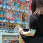 この自販機、絶対スケベ男が入ってるｗｗｗ【動画】