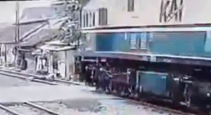 【超閲覧注意】うつ病の男性、電車に身投げし、そして…【動画】