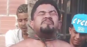 【閲覧注意】激しい鞭打ちの拷問を受ける男性、連続窃盗犯らしいがキツイ…【動画】