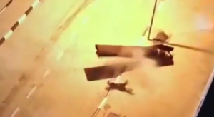 あまりにも不幸な死を遂げた人が見つかる、突然上から鉄骨が…【動画】