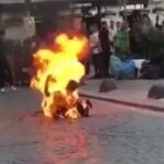 街中で自らの体に火を付けた男性がやばい…※生きています【動画】