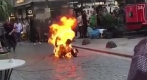街中で自らの体に火を付けた男性がやばい…※生きています【動画】