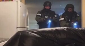 ドラッグの売人さん、イキって配信していたら警察に押し入られてしまうw【動画】